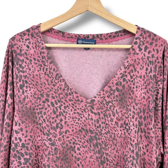 New Democracy V Neck Pick Up Hem Leopard Print Shirt Plus Size 2X Berry Pink - Picture 2 of 7